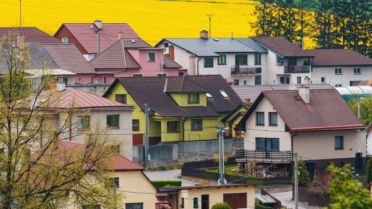 Komentář: Křiklavé fasády jako vřed na tváři Česka